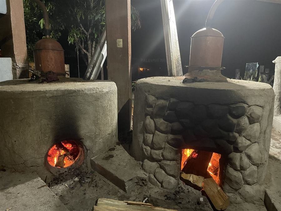 Horno de piedra encendido de noche