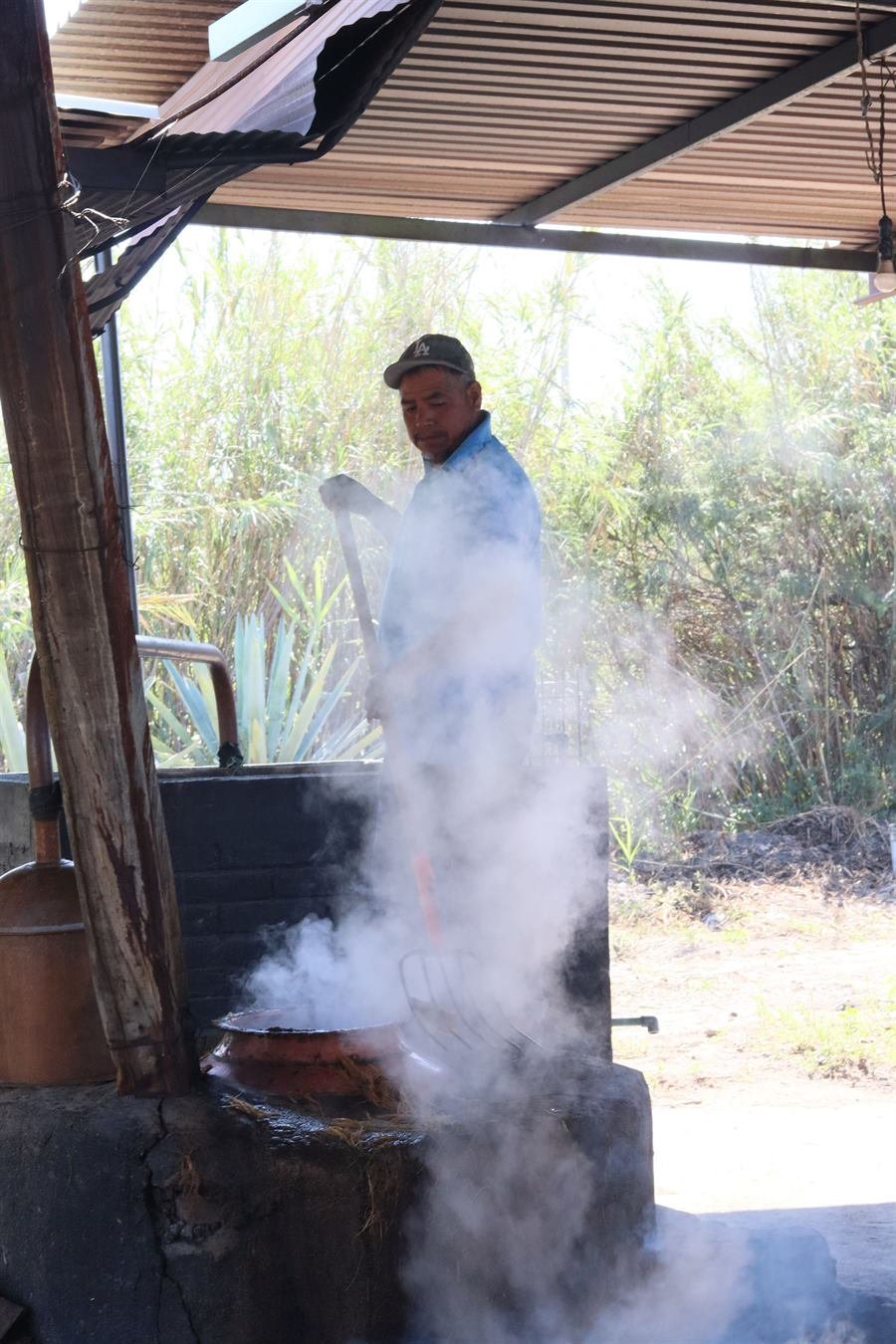Maestro mezcalero en el alambique